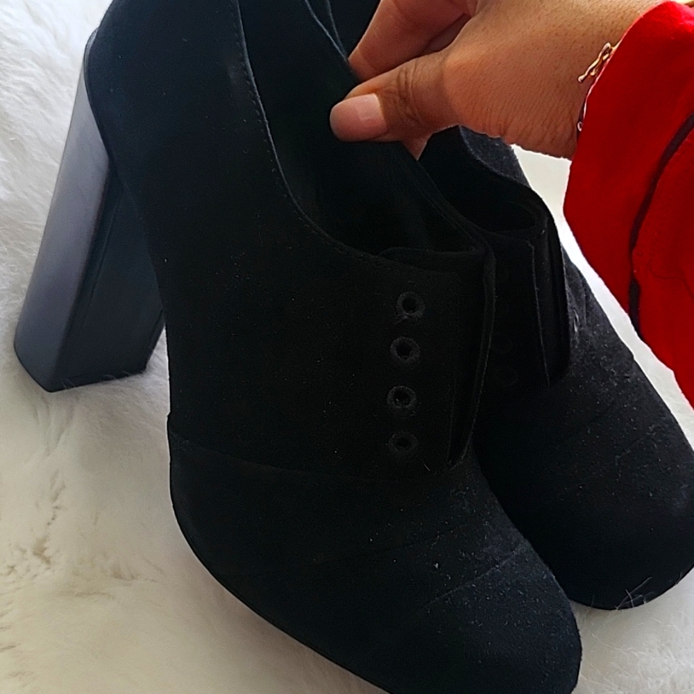 Beautiful Tory Burch InBlack color